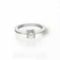 Anillo de compromiso solitario de oro blanco con diamante cuadrado